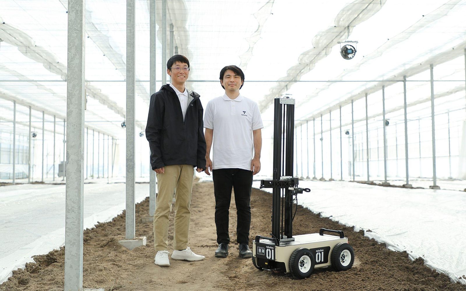 トクイテン創業チームと自社開発の農業ロボット tokuiten 01。ビニールハウス内で撮影